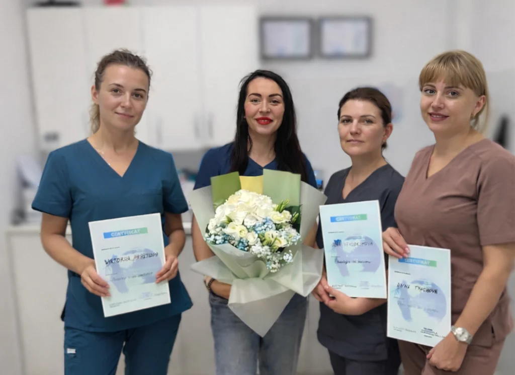 Grupa absolwentek z certyfikatami Akademii ORTHOPODO